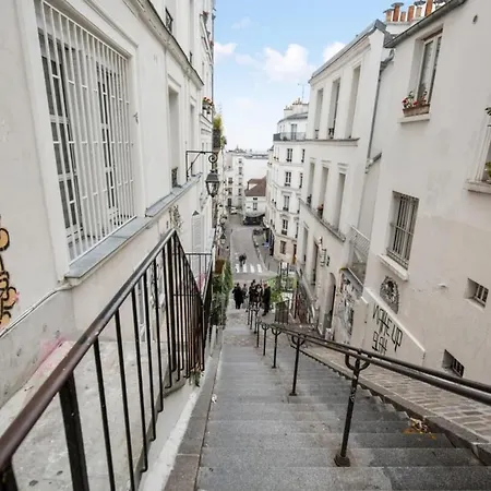 Astonishing View On Paris' Rooftops - Montmartre Parigi